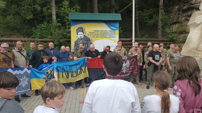 На Вижниччині до Дня Героїв провели патріотичний захід для молоді