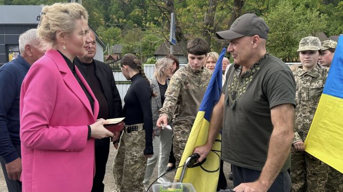 На Вижниччині нагородили марафонця-волонтера і викладачку коледжу