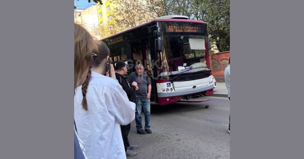 На Вовчинецькій комунальний автобус зіткнувся з автівкою: є затор (ФОТОФАКТ)