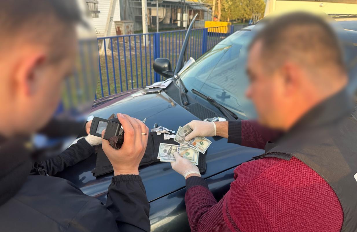 Жителів Полтавщини викрили на торгівлі «гуманітарними» авто для ЗСУ