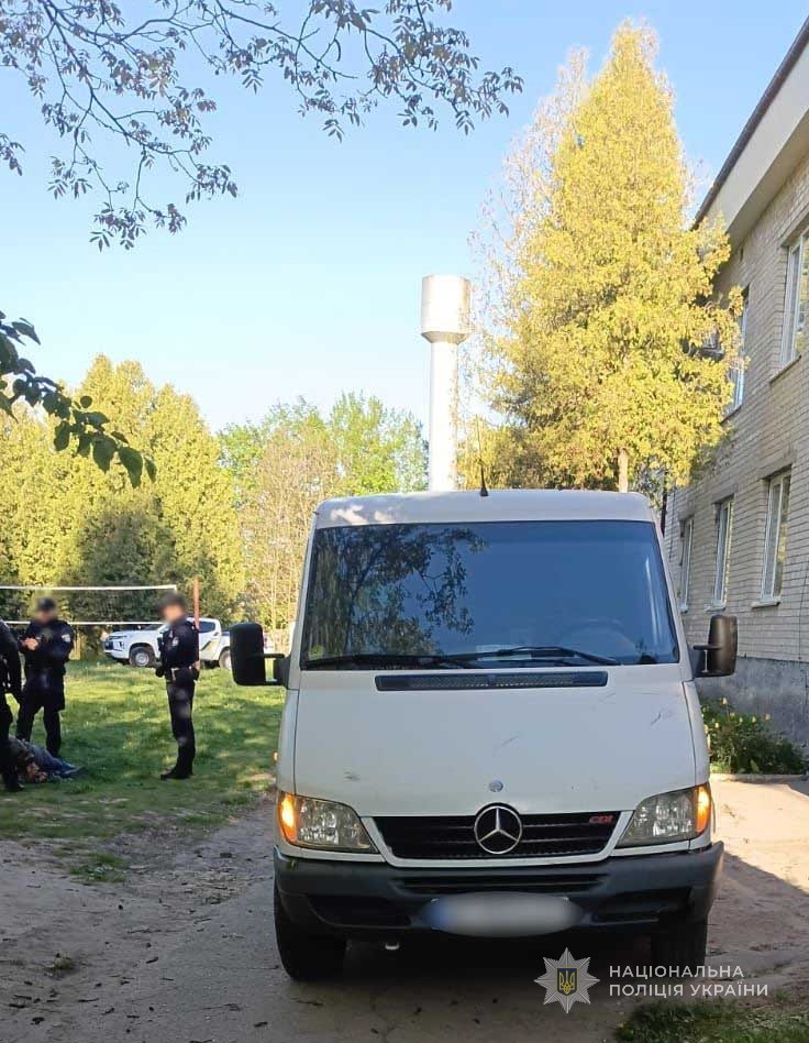 На Волині водія-порушника на бусику поліції довелося зупиняти із застосуванням …