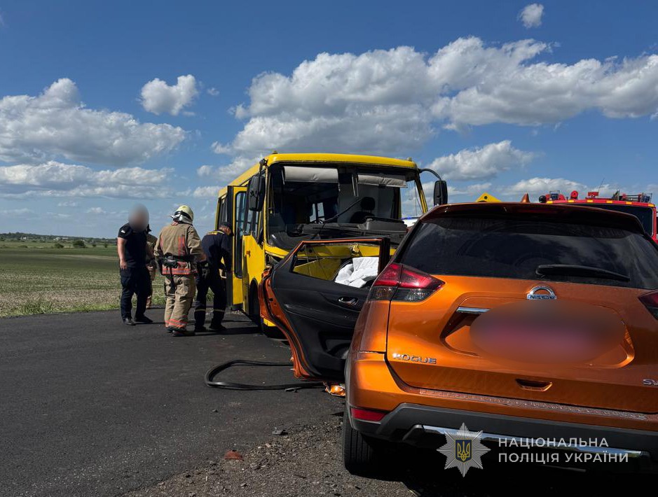 На Волині зіткнулися легковик і шкільний автобус – є постраждалі …