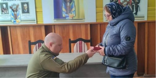 На Волині матері загиблого захисника вручили його посмертну нагороду (фото)