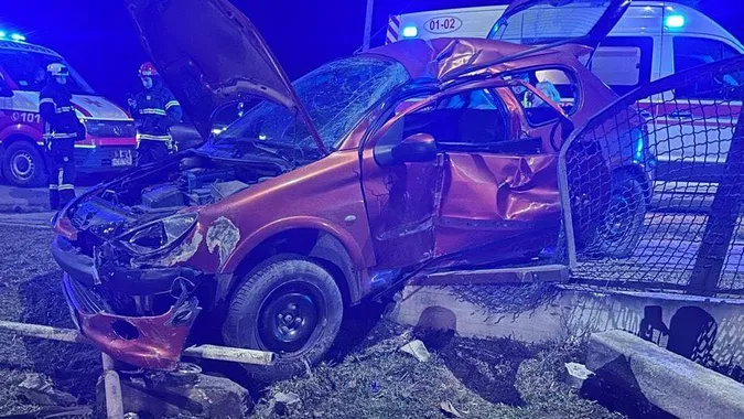 На Волині рятувальники діставали водія із понівеченого авто