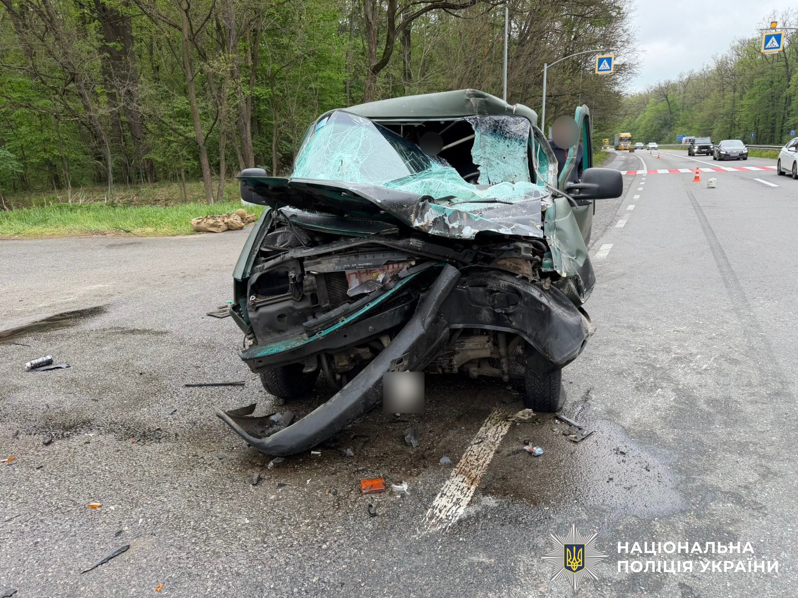 На Вінниччині вантажівка розтрощила легковик: двоє людей отримали травми