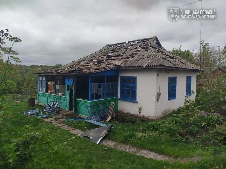 На Вінниччині пошкоджено будинок та агрогосподарство уламками шахедів
