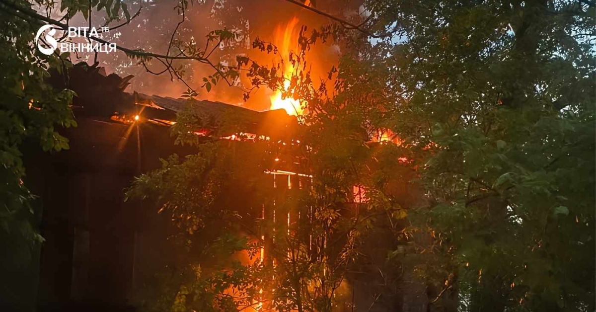 На Вінниччині під час грози блискавка спопелила дах господарчої споруди