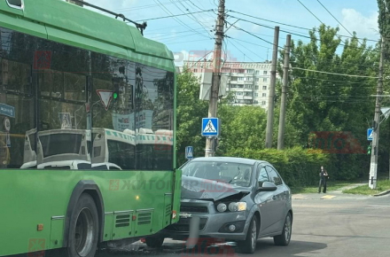 На Вітрука у Житомирі зіткнулися Chevrolet та тролейбус