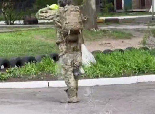 На Гірницькому помітили чоловіка з сокирою: очевидці повідомляють про погрози …