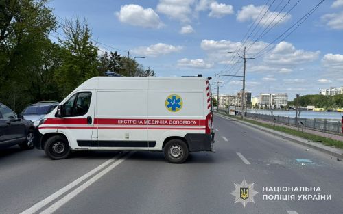 На Дамбі в Тернополі 17-річний мотоцикліст врізався у карету швидкої …