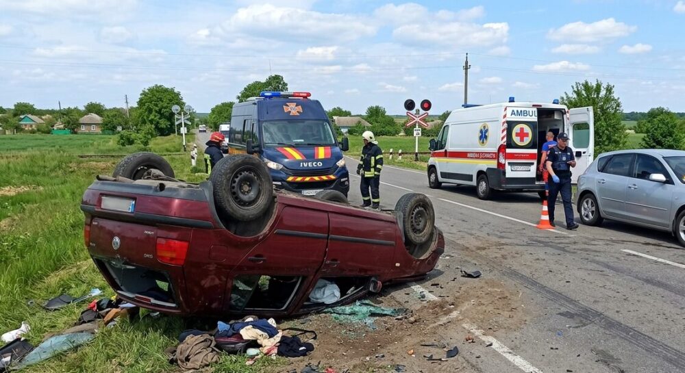 На Дніпропетровщині автомобіль перекинувся догори дриґом: водій відмовився від шпиталізації …
