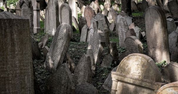 На Дніпропетровщині вандали практично розтрощили кладовище