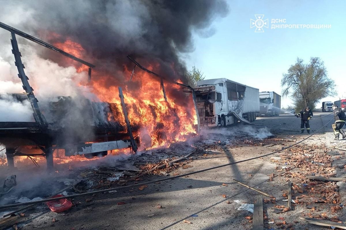 На Дніпропетровщині внаслідок атаки загорівся автобус, який перевозив близько 40 …