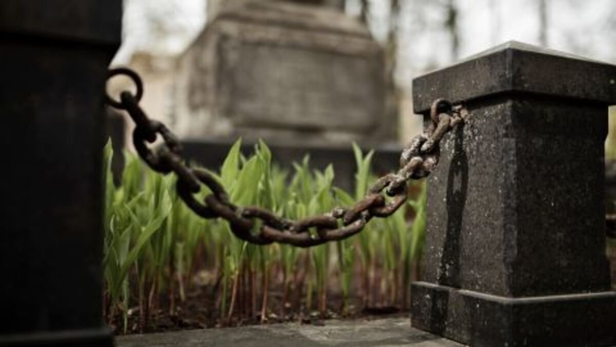 На Дніпропетровщині внаслідок обстрілу зруйновано частину кладовища
