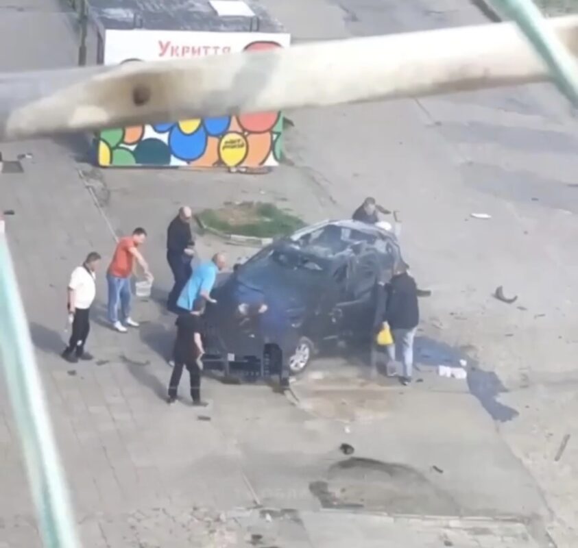 На Дніпропетровщині ворожий дрон поцілив в автівку з людьми (ВІДЕО)