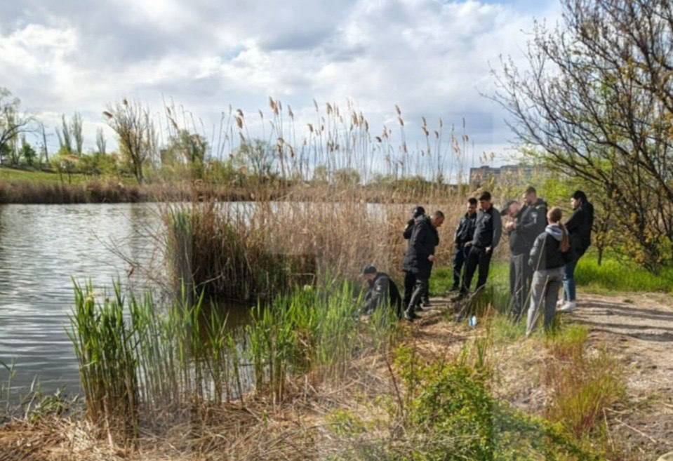 На Дніпропетровщині з водойми витягли чоловіче тіло