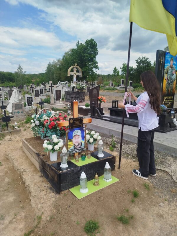 На Дніпропетровщині молодь вшанувала пам’ять загиблих оборонців України з проникливою …