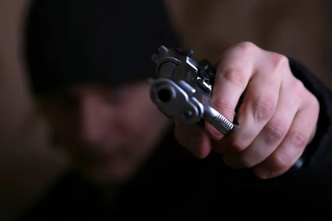 На Дніпропетровщині озброєні чоловіки увірвалися до будинку директора рибогосподарського підприємства …