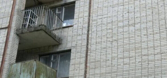 На Дніпропетровщині психічно нездоровий чоловік зірвався з балкону і зламав …