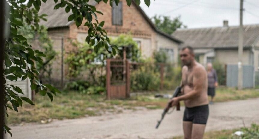 На Дніпропетровщині чоловік у спідньому накинувся з карабіном на військового, …