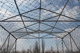 На Дніпропетровщині 150 кілометрів доріг захистили антидроновими сітками (відео)