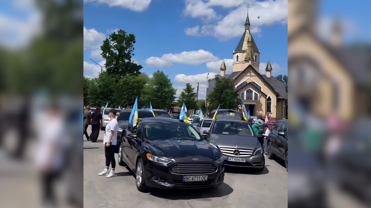 На Долинщині до Дня Героїв провели масштабний автопробіг