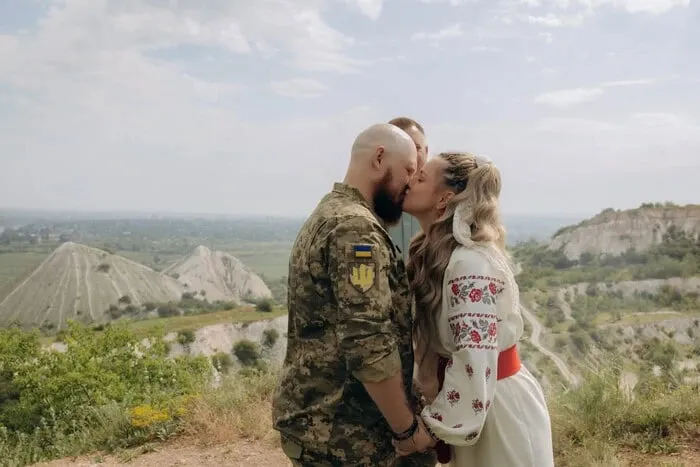 На Донеччині пара військових з 93-ї бригади заручилися серед териконів …
