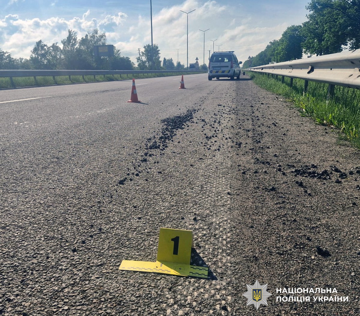 На Житомирщині слідчі повідомили про підозру водію вантажівки, який травмував …