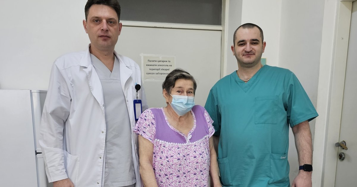 На Закарпатті виконали складну операцію пацієнтці з деформацією колін (ФОТО)