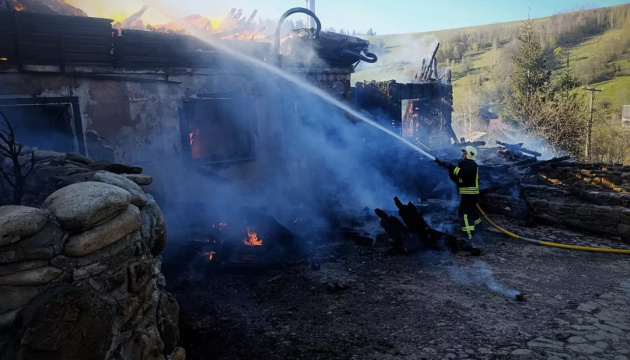 На Закарпатті горить готельний комплекс