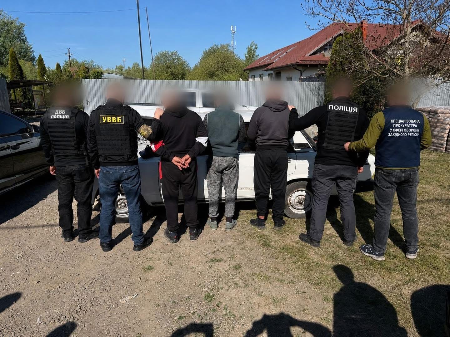 На Закарпатті затримали чоловіка, який намагався підкупити прикордонника для переправлення …