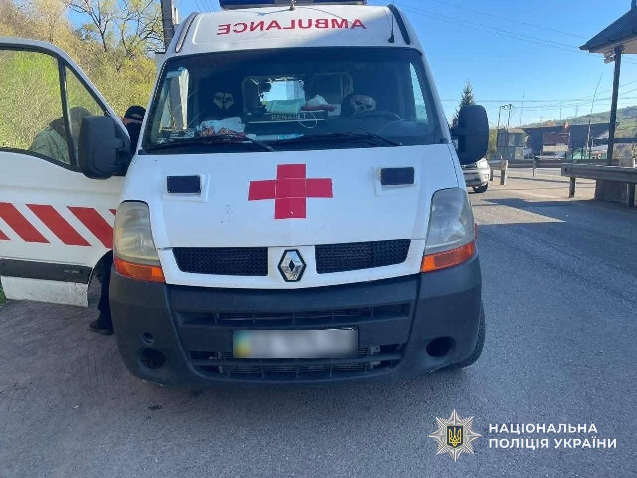 На Закарпатті затримали «швидку», яка замість тіл героїв перевозила ухилянтів …