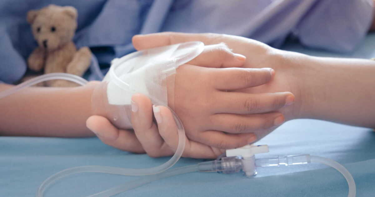 На Закарпатті медики провели складну операцію з видалення великої кісти …