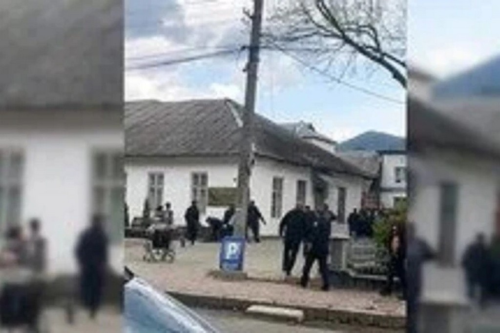 На Закарпатті натовп штурмував будівлю ТЦК, лунали постріли (ВІДЕО)