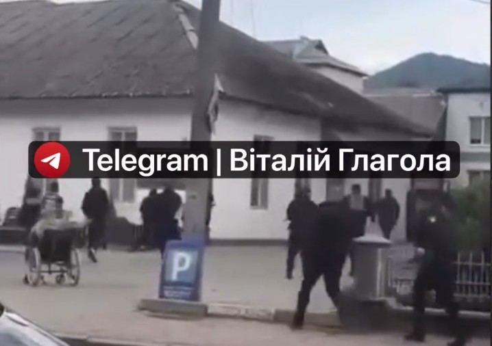 На Закарпатті роми спробували штурмувати будівлю 2 відділу Хустського РТЦК та СП – військові відкрили вогонь (ВІДЕО)