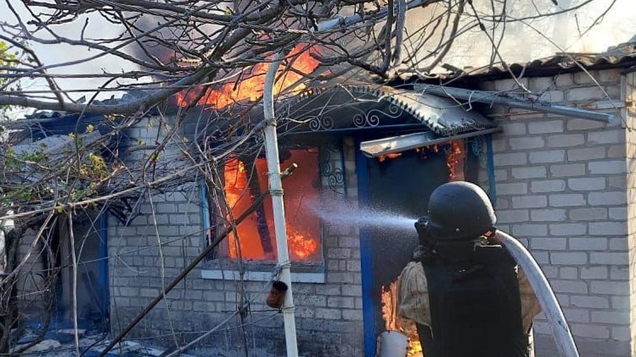 Будинок і надвірна споруда палали через обстріли під Запоріжжям: є …