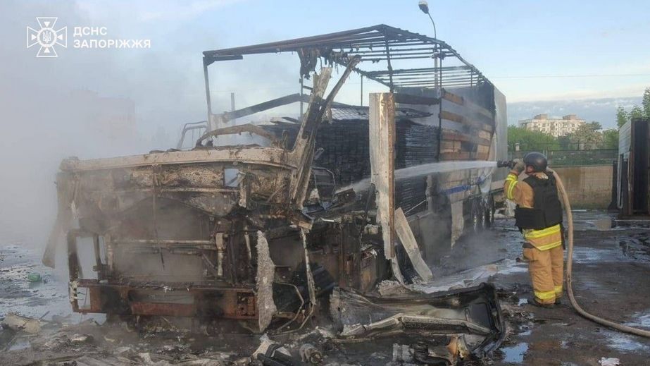 Дача та вантажівка палали після російських ударів на Запоріжжі