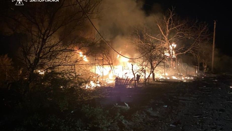 Житлові будинки та надвірні споруди горіли після обстрілів на Запоріжжі