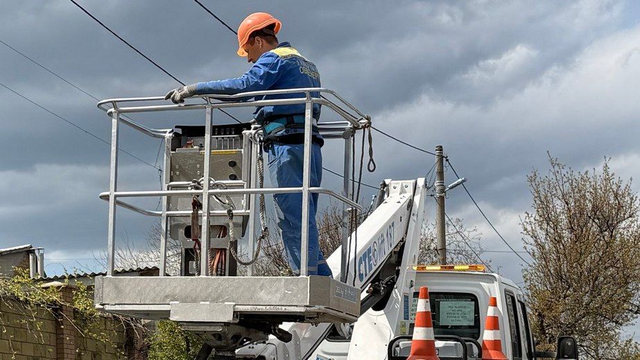 Обстріли та негода: енергетики заживили 50 міст і сіл на …