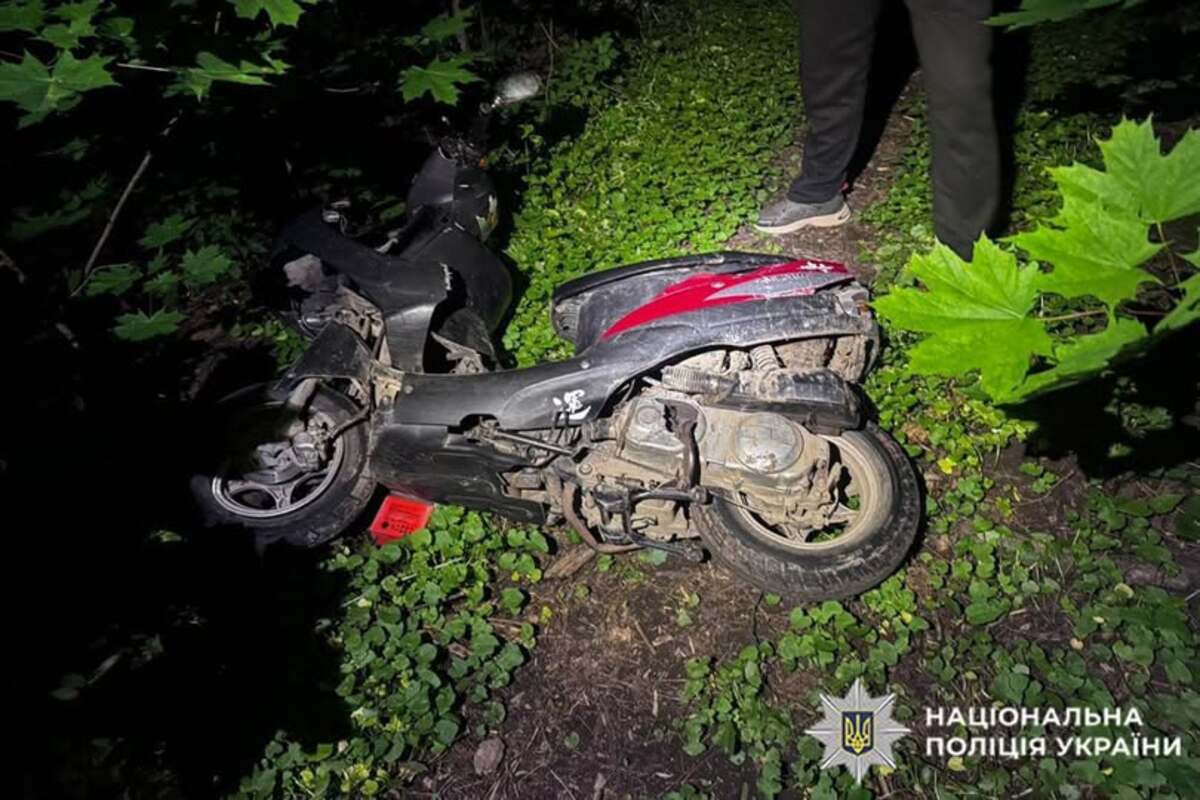 На Кам'янеччині мотоцикл врізався у дерево: травмувався 14-річний підліток