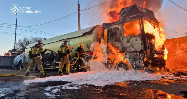 Нічна атака на Київщину: пожежа на промисловому об’єкті, є постраждалі