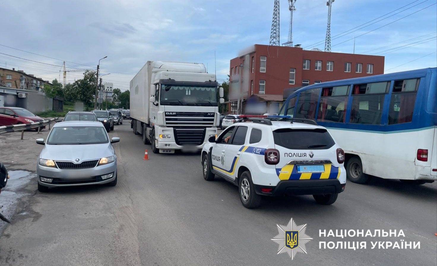 На Київщині багатотонна фура на смерть збила необачну стареньку жінку