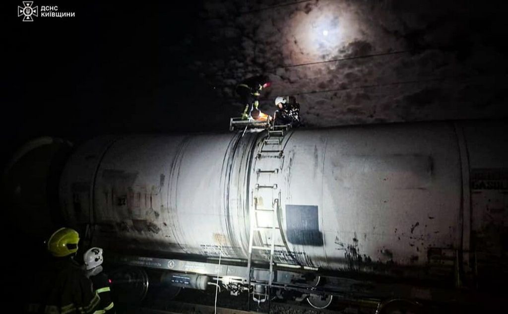 На Київщині врятували дитину, яку вдарило струмом на даху вагона