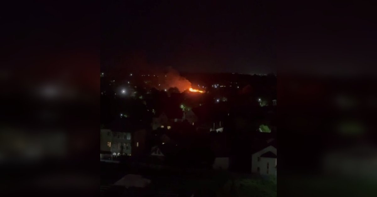 На Київщині від удару блискавки загорівся будинок (відео)