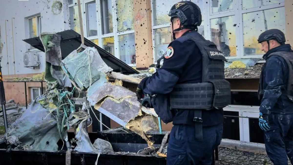 На Київщині рятувальники вилучили частини російської ракети з будинку