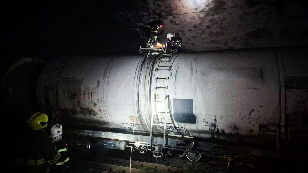 На Київщині рятувальники зняли з вагона-цистерни дитину, яка отримала важкі …