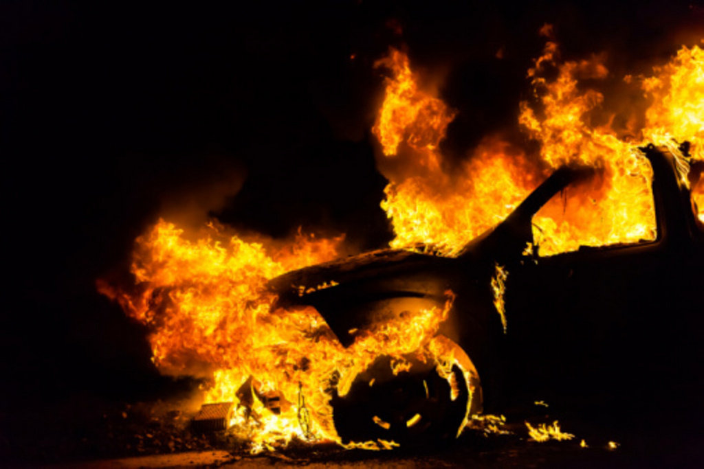 На Київщині чоловік через конфлікт спалив автомобіль опонентки