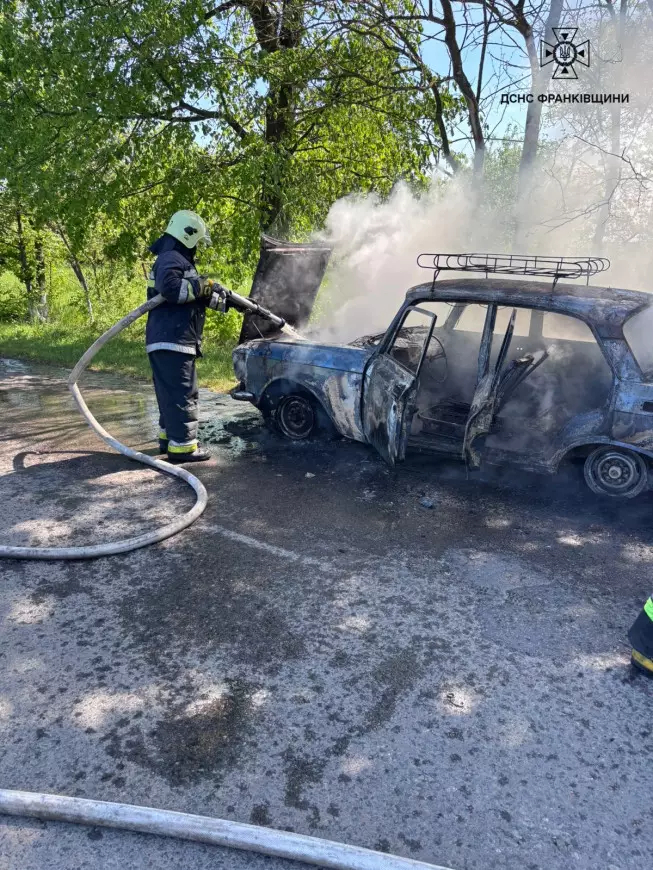 На Коломийщині горів легковик (ФОТОФАКТ)