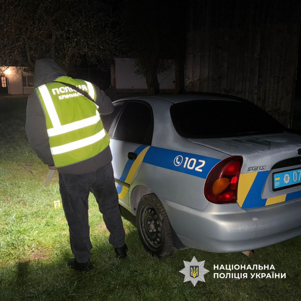 На Косівщині чоловік з ножем погрожував медикам. Поліцейські застосували зброю