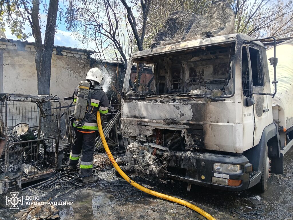 На Кіровоградщині вогонь охопив вантажівку